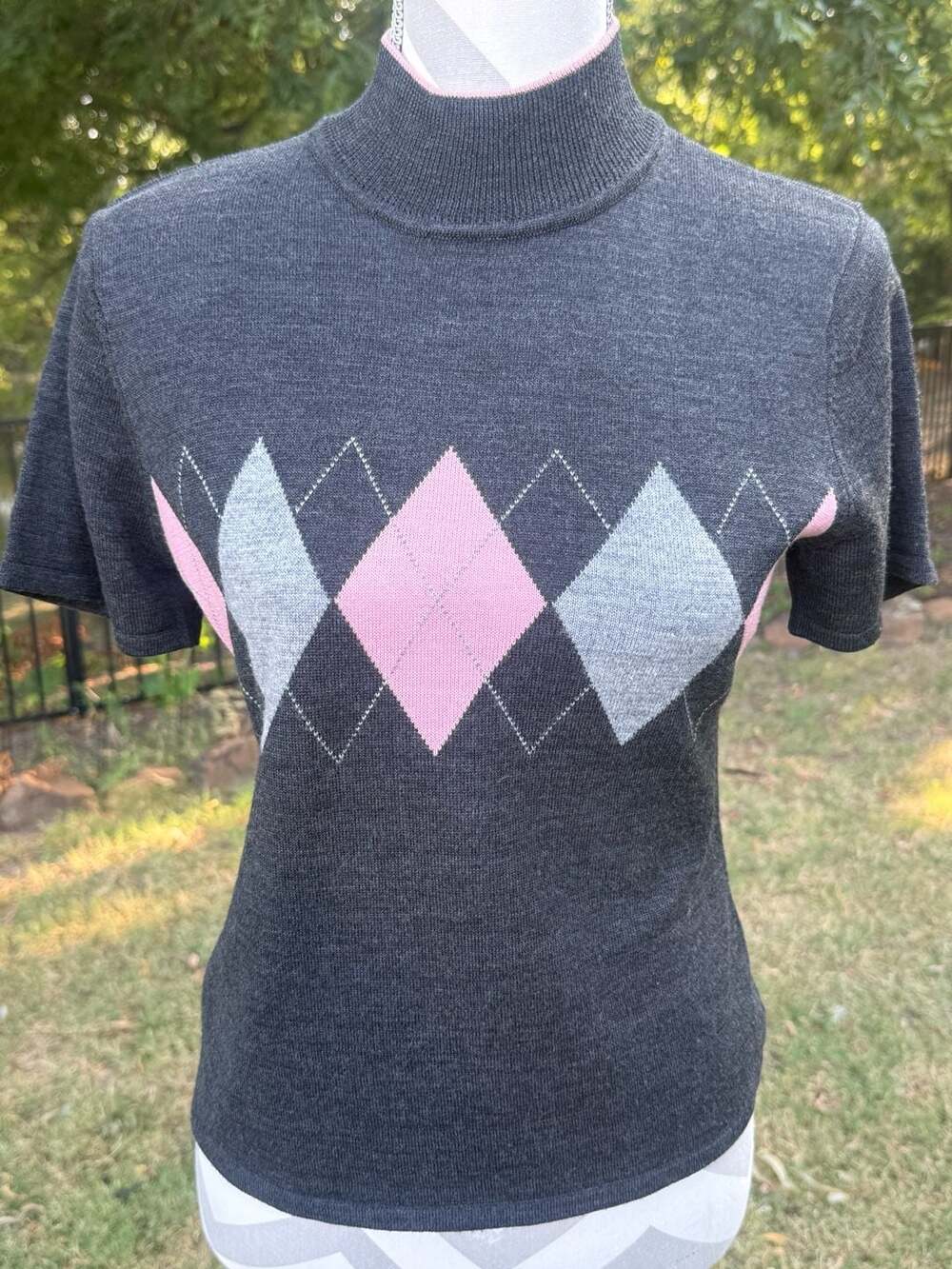 Tahari Arthur S. Levine Size 10 Women's Gray & Pink Argyle Mock Neck